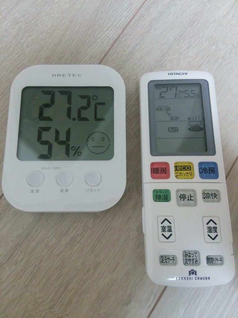 室温温度計とエアコンのリモコン