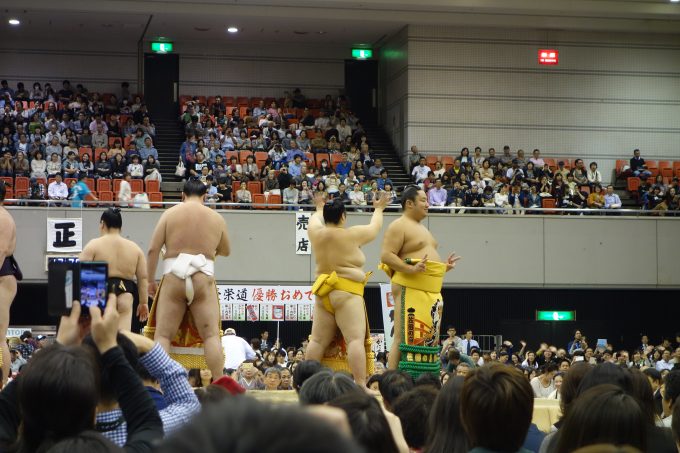 大相撲地方巡業大阪場所　相撲甚句の力士