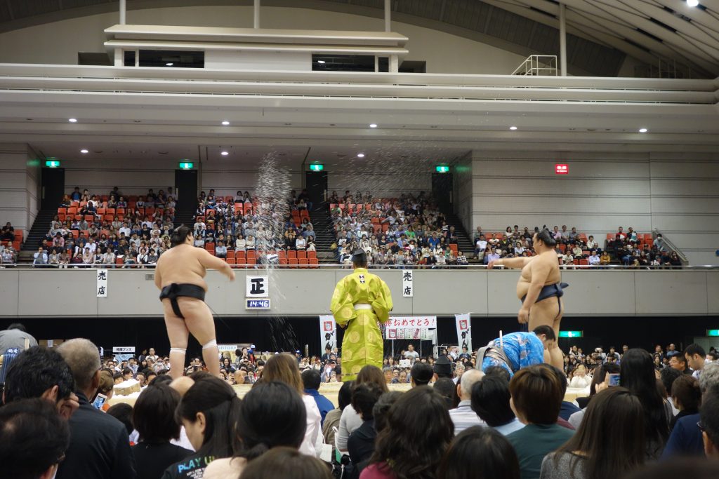 結びの一番、日馬富士‐鶴竜の横綱戦。やはり盛り上がります
