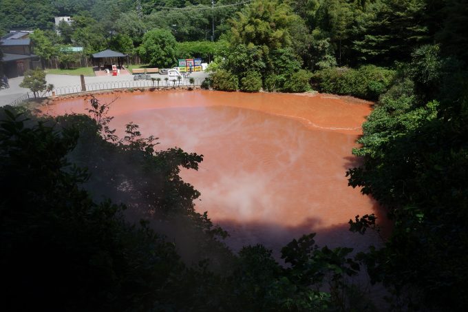 別府地獄めぐり 血の池地獄を上アングルから