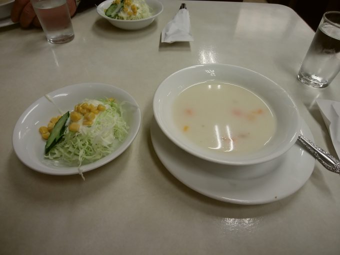 沖縄　ジャッキーステーキハウス　サラダとスープ