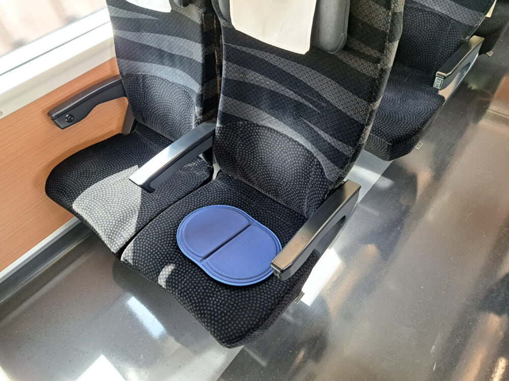 エクスジェル　ミニプニプラスを特急電車の座席で使用