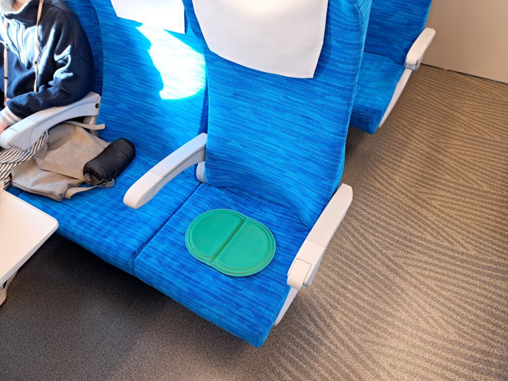エクスジェル　ミニプニを新幹線車の座席で使用