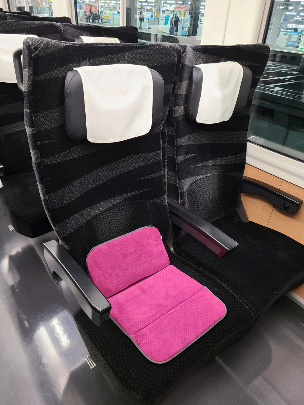 エクスジェルモバイルクッションDを特急電車の座席で使用