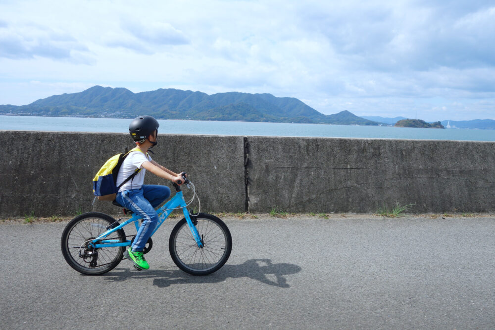 レンタサイクルでしまなみ海道をサイクリングする子ども