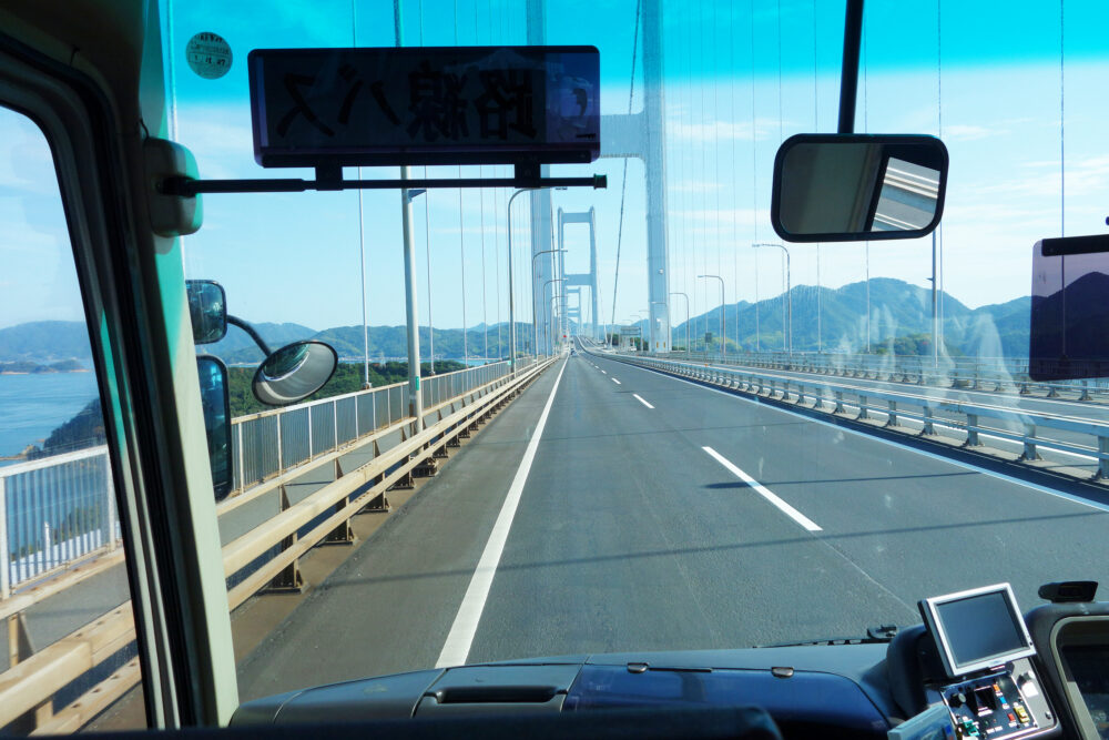 しまなみ海道の来島海峡大橋を走るバス車内の景色