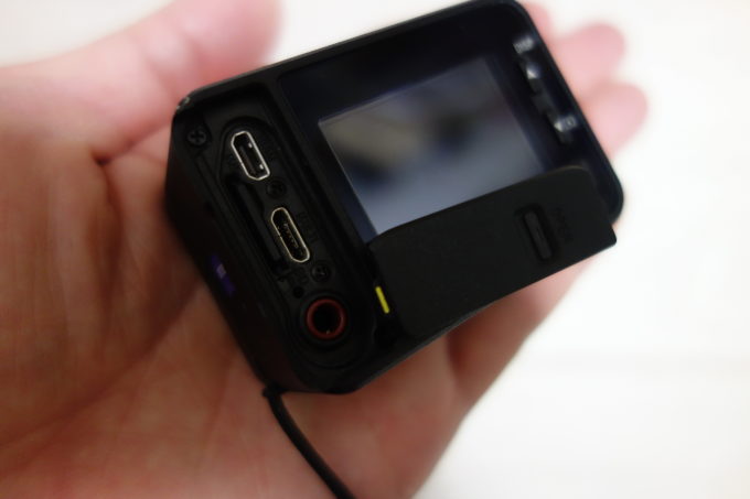 ソニーのデジタルカメラRX-0　SDカード挿入部分